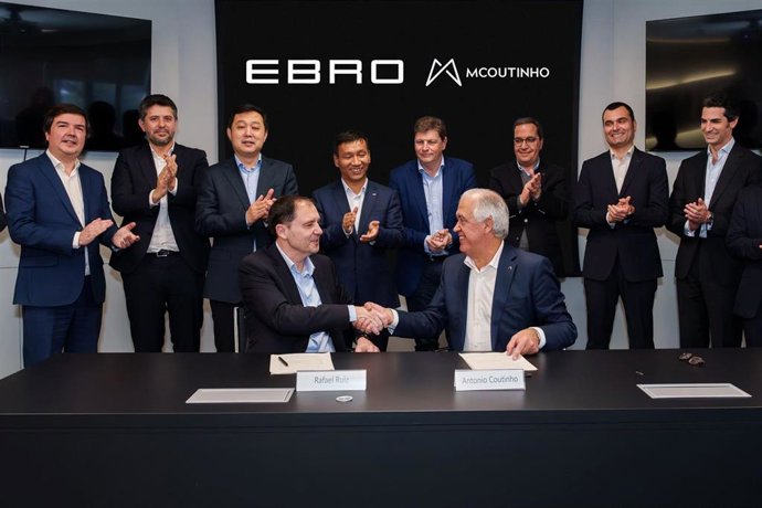 Imagen de la firma del acuerdo entre ambas empresas.