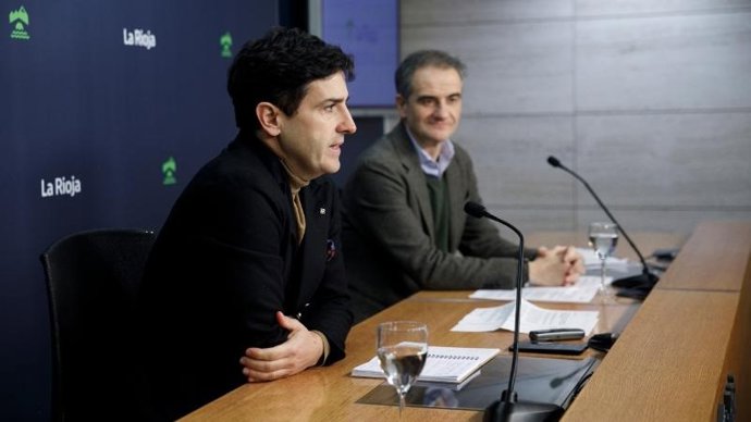 El director general de Cultura, Roberto Iturriaga, y el concejal de Promoción de la Ciudad del Ayuntamiento de Logroño, Miguel Sainz, informan de un nuevo convenio para la difusión de la Colección de Arte de Altadis