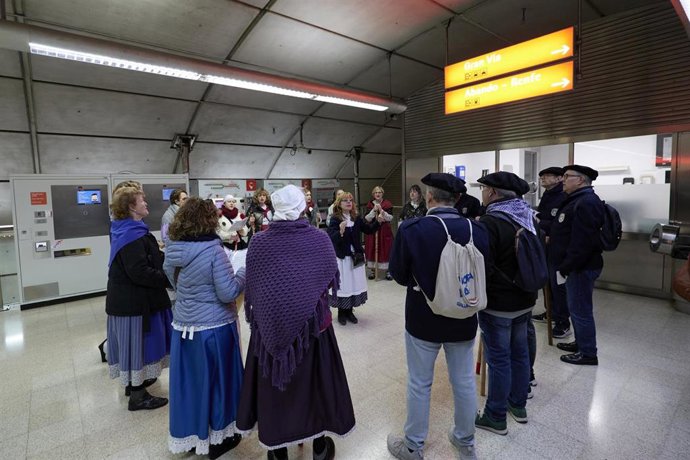 Coro cantando a Santa Águeda en una estación de Metro Bilbao