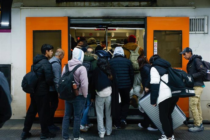 Viajeros cogen un tren en la Estación de Sant de Barcelona, en una imagen de archivo.