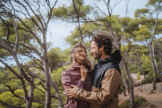Una pareja, en el bosque, con artículos Quechua.