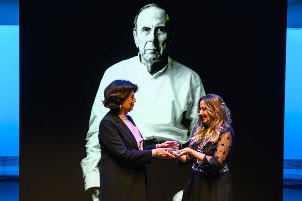 La presidenta del Cabildo de Tenerife, Rosa Dávila (d), entrega un reconocimiento a la sobrina del pintor Cristino de Vera durante la celebración del 'Día del Tenerife'