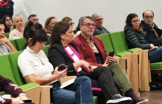 El inmunólogo, catedrático de la Universidad de Sevilla y divulgador científico Alfredo Corell (centro), durante las III Jornadas de Divulgación Científica de la Universidad de León (ULE).