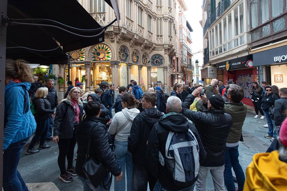 Archivo - Varios turistas en el centro de Palma de Mallorca, a 23 de abril de 2024, en Palma de Mallorca, Mallorca, Baleares (España).