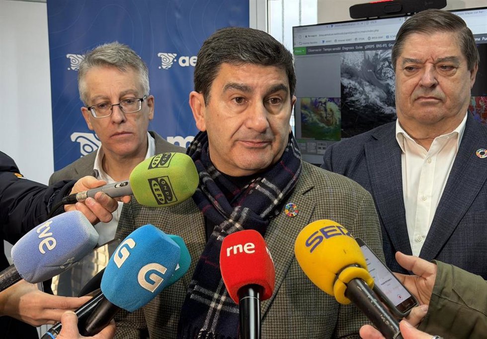 El delegado del Gobierno en Galicia, Pedro Blanco, ofrece declaraciones tras visitar la sede de la Aemet en Galicia