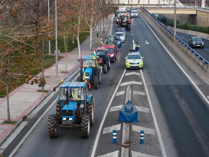Archivo - Varios tractores llegan por la N-111 hasta concentrarse en el Palacio de los Deportes durante la tercera jornada de protestas de los ganaderos y agricultores para pedir mejoras en el sector, a 8 de febrero de 2024, en Logroño