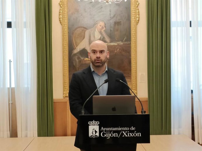 El concejal de Urbanismo del Ayuntamiento de Gijón, Jesús Martínez Salvador, en rueda de prensa en el Consistorio gijonés.
