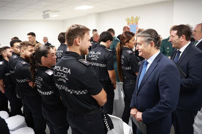 Archivo - El consejero de la Presidencia, Interior, Diálogo Social y Simplificación Administrativa, Antonio Sanz, saluda a los alumnos de la Policía Local de Jerez. 