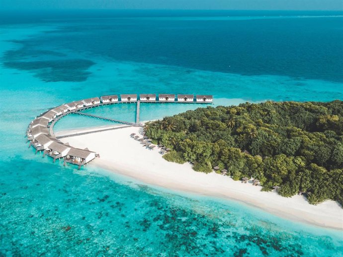 El resort NH Collection Maldives Reethi reabre con 105 villas renovadas y nuevos restaurantes y bares.