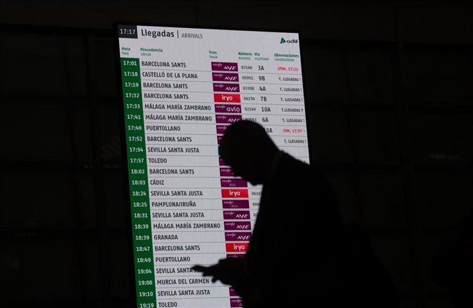 Pantalla en la estación Madrid-Puerta de Atocha-Almudena Grandes
