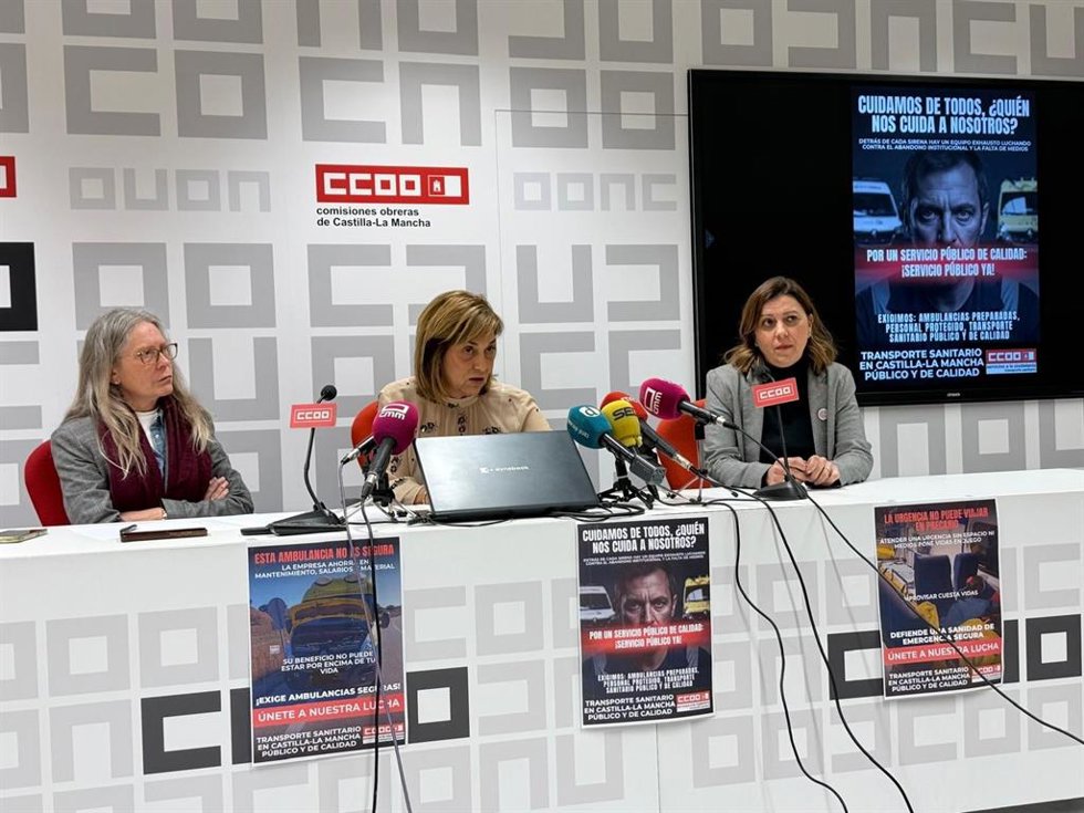 La secretaria de la FSC de CCOO C-LM, Carmen Juste, la responsable del sector transporte y logística FSC, Mamen Trujillo, y la delegada del transporte sanitario en la provincia de Toledo, Araceli Écija, en rueda de prensa.