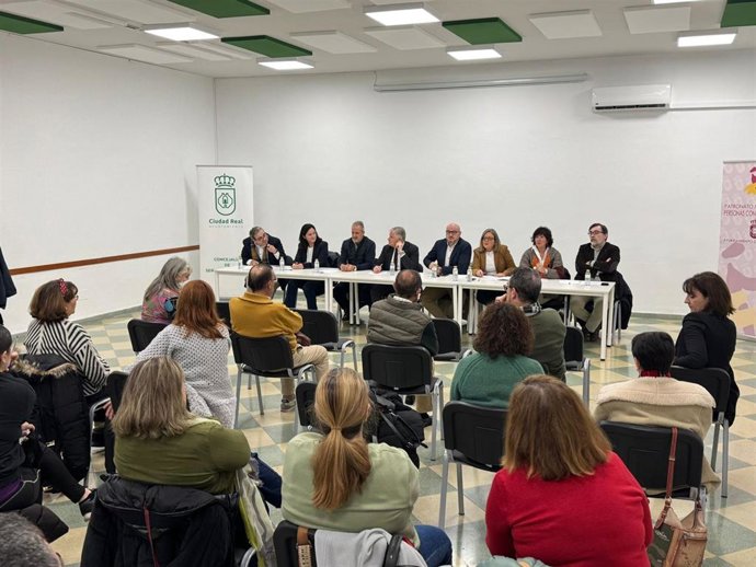 Unidad institucional en Ciudad Real para solicitar la cancelación de un congreso que vincula vacunas y autismo en bebés.