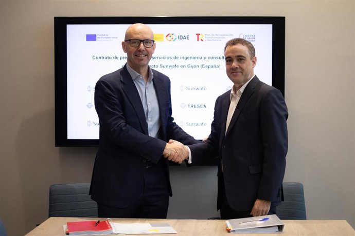 El director general de TRESCA Ingeniería, Francisco Carro, y Mikel Lasa, director general de InnoEnergy Iberia, en la firma del contrato de servicios de ingeniería para el desarrollo del proyecto industrial de la planta de Sunwafe en la Zalia (Gijón).