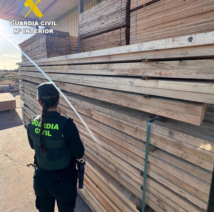 Detingut un home acusat de robar gran quantitat de fusta