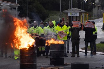 Trabajadores de ENCE Navia durante las movilizaciones de la planta de la pastera ENCE, a 30 de enero de 2026, en Navia, Asturias (España).