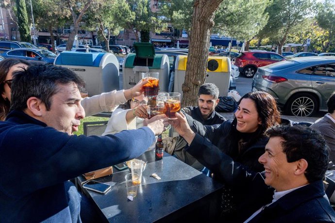 Archivo - Varias personas durante el aperitivo de Nochebuena en el centro de la ciudad 