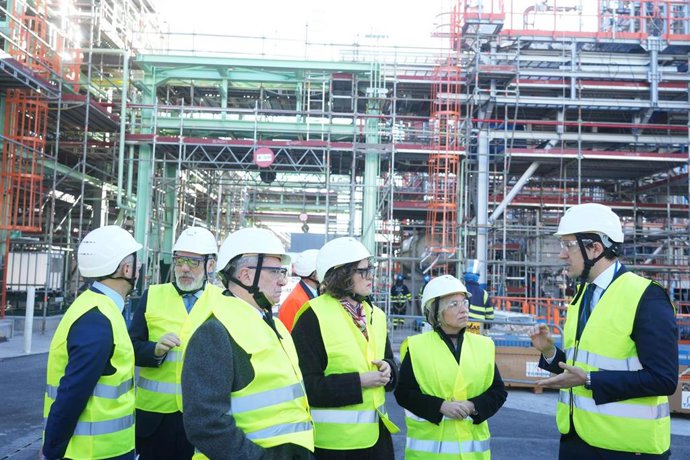 La diputada general de Vizcaya, Elixabete Etxanobe,durante una visita a las obras de la planta de combustibles sintéticos, en el Puerto de Bilbao, a 3 de febrero de 2026, en Bilbao