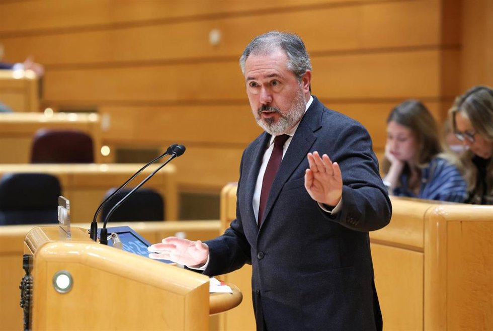 El senador del PSOE, Juan Espadas, durante una sesión plenaria extraordinaria, en el Senado,a 15 de enero de 2026, en Madrid (España).