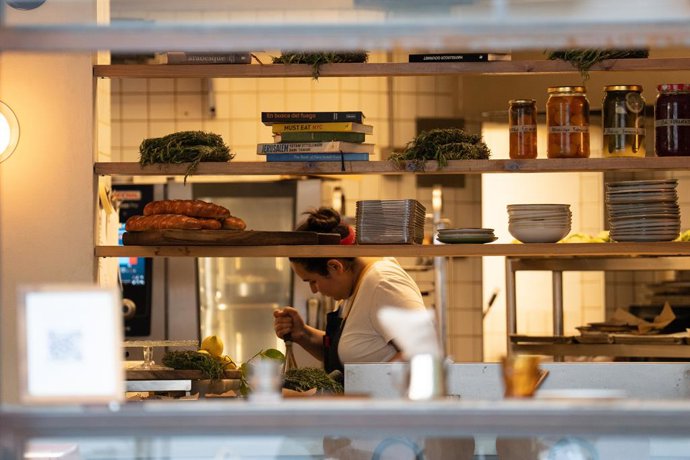 Archivo - Una cuinera en un restaurant de Barcelona