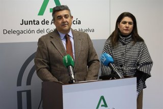 El delegado de la Junta en Huelva, José Manuel Correa, y la delegada de Industria, Energía y Minas, Lucía Núñez.