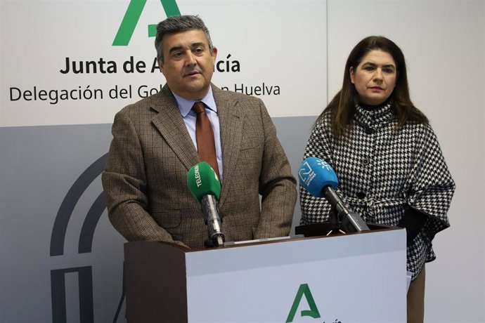 El delegado de la Junta en Huelva, José Manuel Correa, y la delegada de Industria, Energía y Minas, Lucía Núñez.