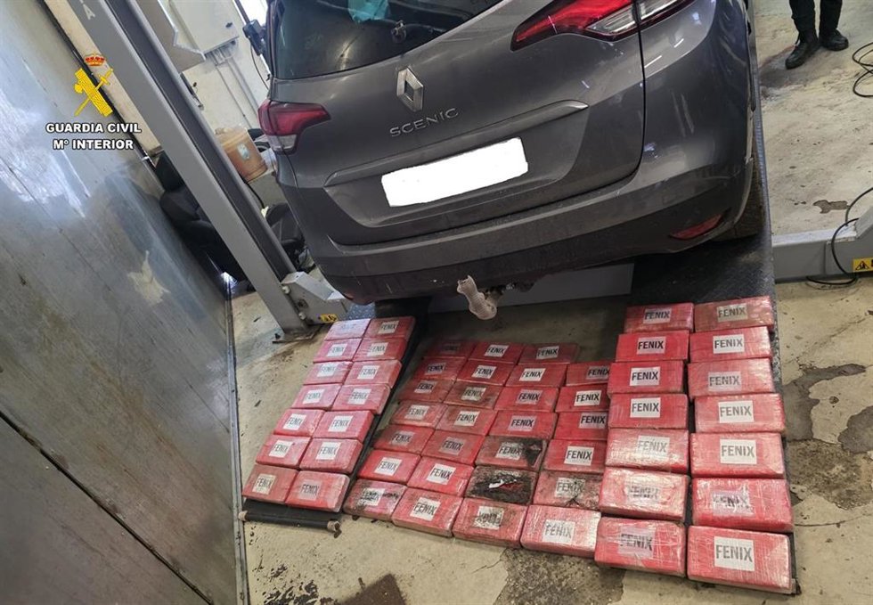 Paquetes de droga incautada de un vehículo abandonado por su conductor en Tarifa (Cádiz)
