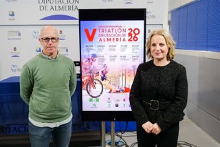 La diputada de Deportes de la Diputación de Almería, María Luisa Cruz, y el delegado provincial de la Federación Andaluza de Triatlón, Francisco Fuentes, durante la presentación del V Circuito Provincial de Triatlón 2026.