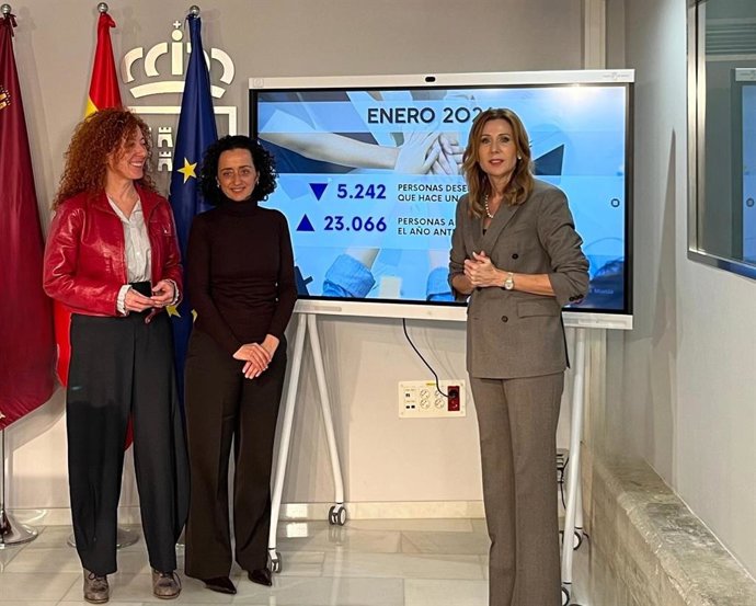 La consejera de Empresa, Empleo y Economía Social, Marisa López Aragón, junto con la secretaria general de la Consejería, Ana Losantos, y la directora general del SEF, Pilar Valero, durante la rueda de prensa