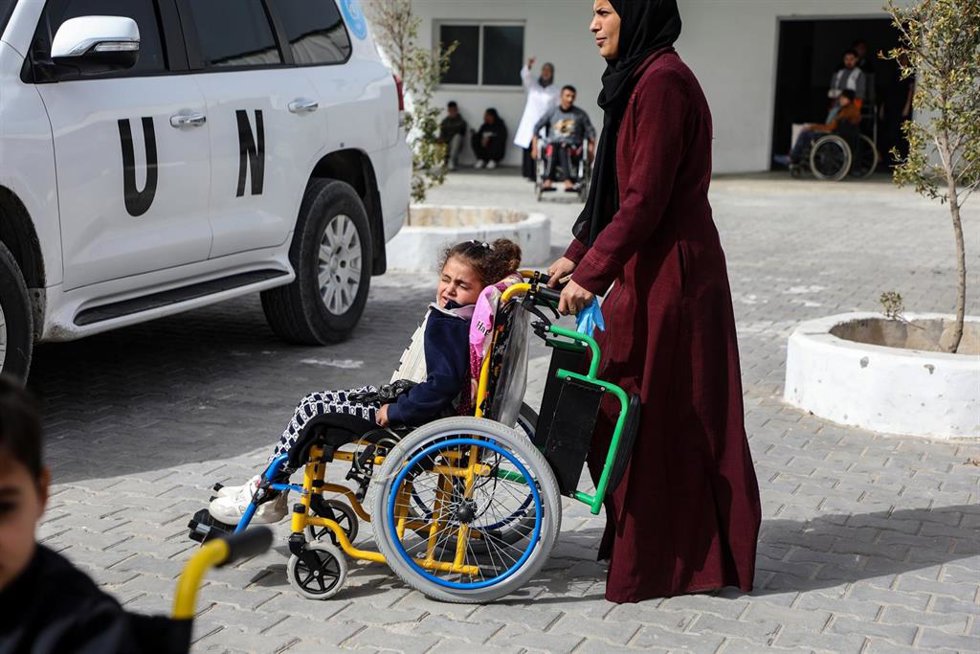 Una niña palestina y su acompañante esperan en Jan Yunis a ser evacuadas a través del paso de Rafá, en la frontera con Egipto, tras su reapertura limitada el 2 de febrero de 2026 (archivo)