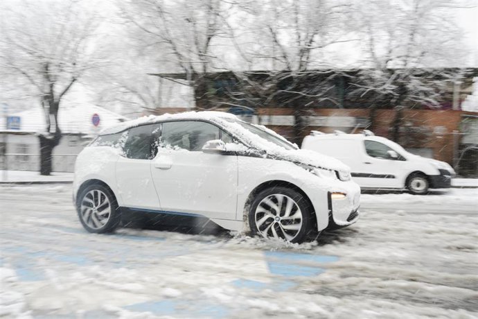Un coche circula por la nieve en Madrid
