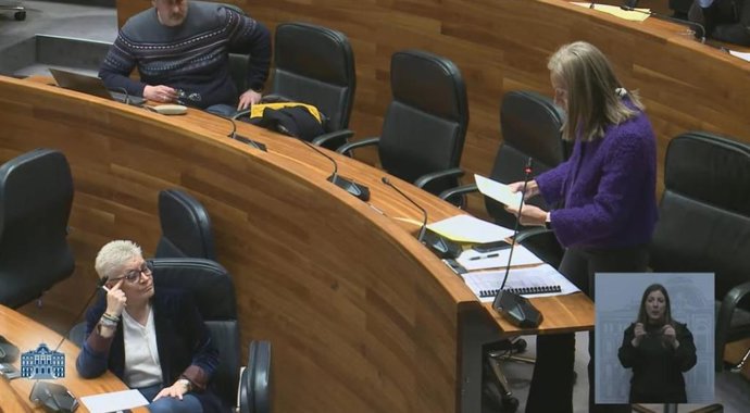 La consejera de Salud, Concepción Saavedra, escucha a la diputada del PP, PIlar Fernández Pardo.