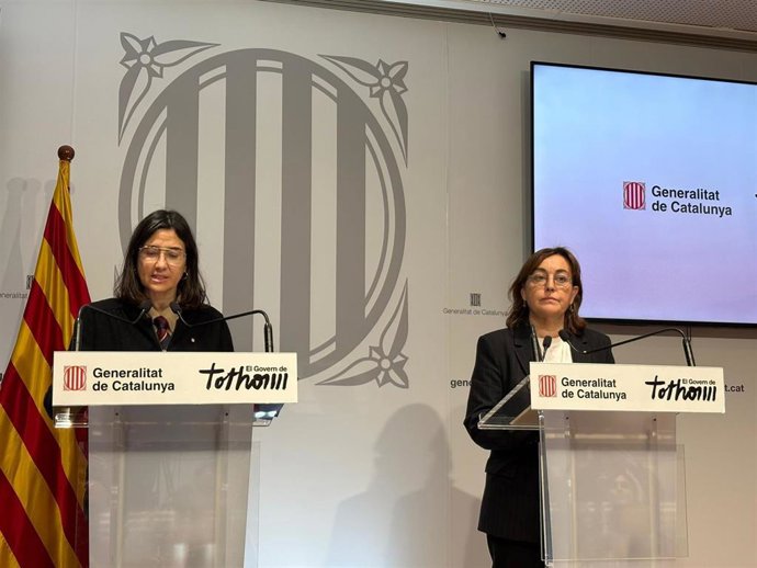 La consellera de Interior y Seguridad Pública, Núria Parlon, y la consellera de Territorio, Vivienda y Transición Ecológica, Sílvia Paneque, en una rueda de prensa por el descarrilamiento de un tren de la R4 en Gelida (Barcelona)