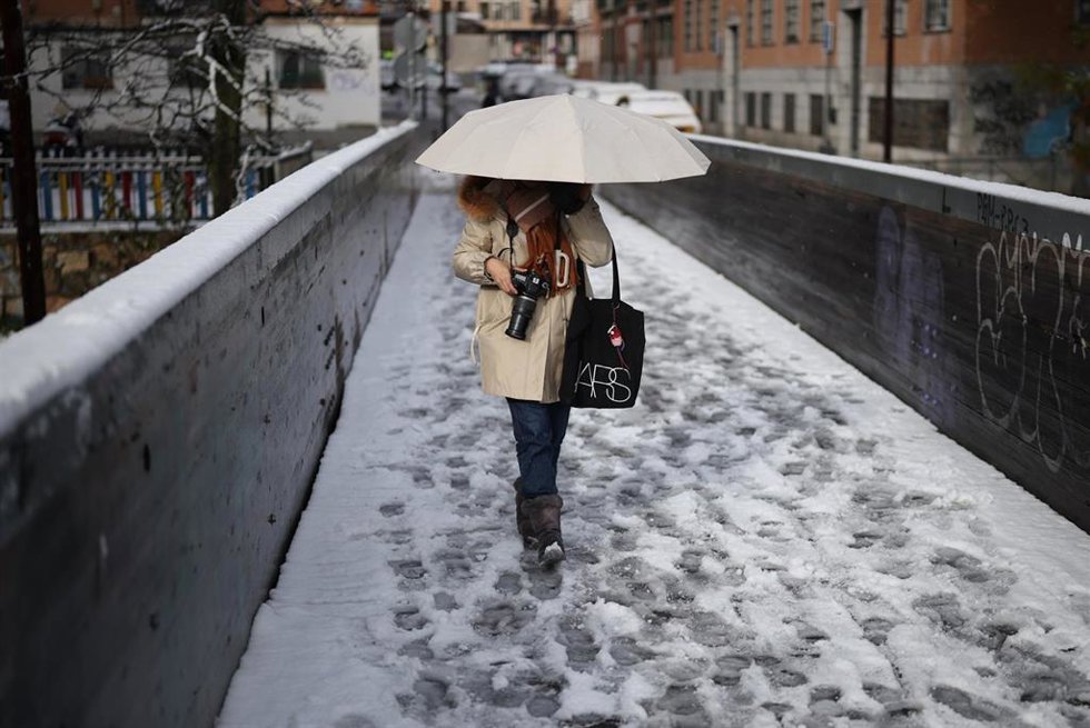 Una persona camina por la nieve