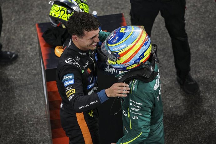Archivo - 04 NORRIS Lando (gbr), McLaren F1 Team MCL39, celebrates his first FIA Formula One Drivers World Championship 2025 portrait ALONSO Fernando (spa), Aston Martin F1 Team AMR25, portrait during the 2025 Formula 1 Abu Dhabi Grand Prix, 24th round of