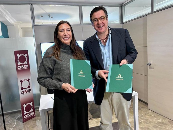 La consejera de Inclusión Social, Loles López, y el presidente de Cesur, José Manuel González,