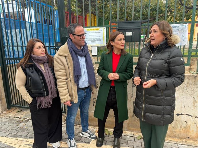 La parlamentaria andaluza del PSOE Olga Manzano, segunda por la derecha en la imagen, ha atendido a los medios a las puertas del colegio Príncipe Felipe de Motril (Granada)