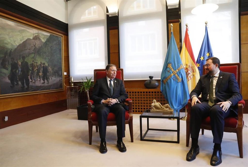 Archivo - El presidente del Principado, Adrián Barbón, recibe al alcalde de Oviedo, Alfredo Canteli.