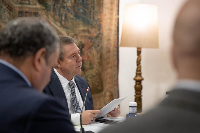 El presidente regional, Emiliano García-Page, se reúne, en Toledo, con los representantes de los regantes de las Demarcaciones Hidrográficas del Segura y del Júcar. En el Palacio de Fuensalida, sede de la Presidencia autonómica.