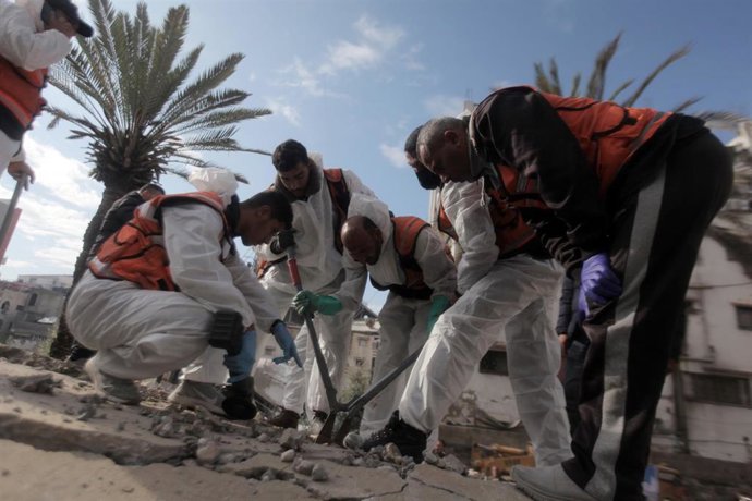 Archivo - Trabajos de recuperación de cadáveres de un edificio bombardeado por Israel durante su ofensiva contra la Franja de Gaza, lanzada en respuesta a los ataques del 7 de octubre de 2023 (archivo)