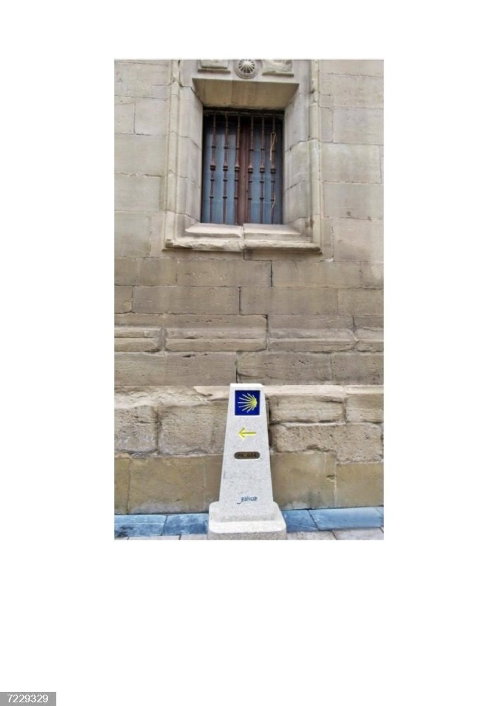 Hito del Camino de Santiago situado en la fachada principail de la Concatedral de La Redonda en Logroño