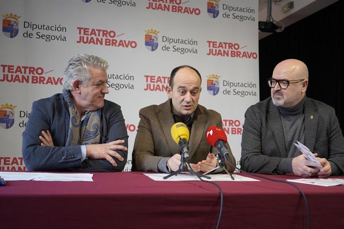 El diputado de Cultura, José María Bravo (izda); el presidente Orquesta Cuerda para Rato, José Luis Martín Rozas, y el concejal de Cultura de Segovia, Juan Carlos Monroy.