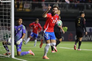 Futbol, Chile vs Peru Partido amistoso 2025 El jugador de la seleccion chilena Ben Brereton, centro, celebra el gol, durante el partido amistoso disputado en el Estadio Bicentenario de la Florida, Santiago, Chile. 10/10/2025 Felipe