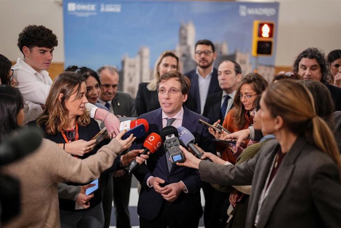 Archivo - El alcalde de Madrid, José Luis Martínez-Almeida, en una comparecencia con medios desde las instalaciones de la ONCE