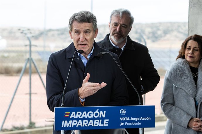 El presidente del Partido Popular, Alberto Núñez Feijóo (i), y el presidente de la Comunidad Autónoma y candidato a la reelección, Jorge Azcón (d), durante una rueda de prensa, en el Aeropuerto de Teruel, a 3 de febrero de 2026, en Teruel, Aragón (España)