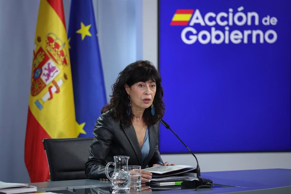 La ministra de Igualdad, Ana Redondo, durante la rueda posterior al Consejo de Ministros en el Palacio de la Moncloa, a 27 de enero de 2026, en Madrid (España). 
