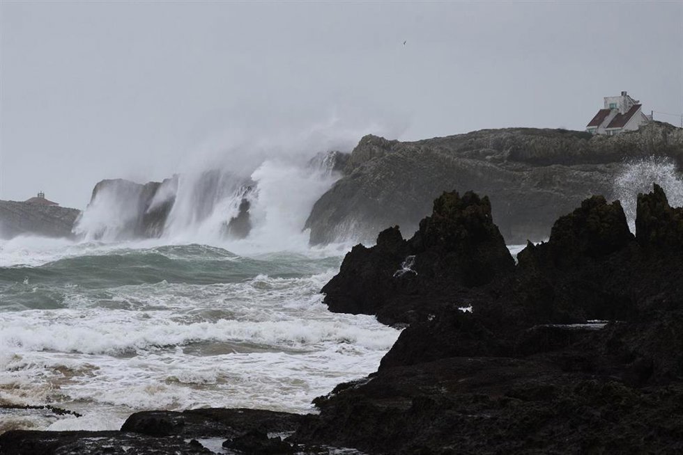 Archivo - Llegada del temporal marítimo de viento y lluvia 
