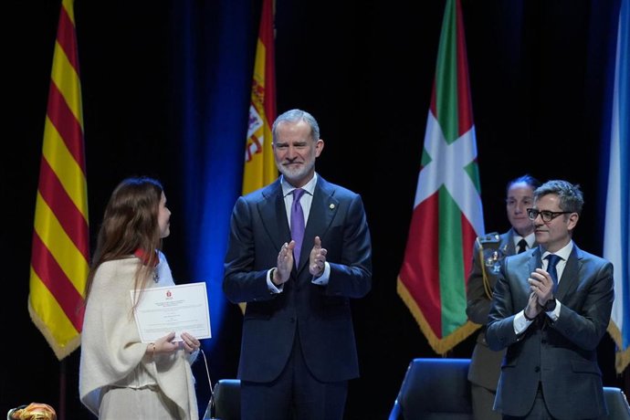 El Rey y el ministro Bolaños durante la entrega de despachos