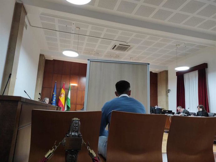 El acusado durante el juicio y frente al biombo que ha protegido a la víctima durante su declaración