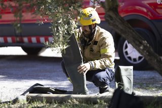Archivo - Un efectivo de Bombers de la Generalitat