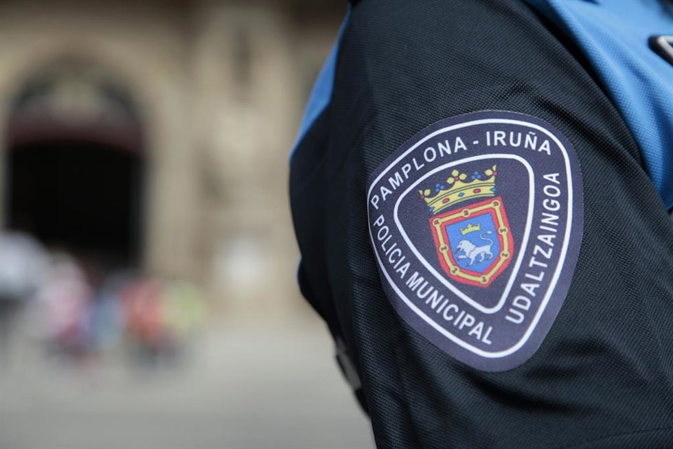 Archivo - Imagen de archivo del uniforme de un agente de Policía Municipal de Pamplona